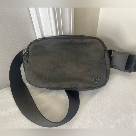 lululemon athletica Camouflage Belt Bag GUC - Picture 7 of 11